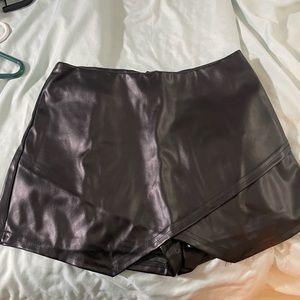 Black leather skort. Never worn. Perfect condition